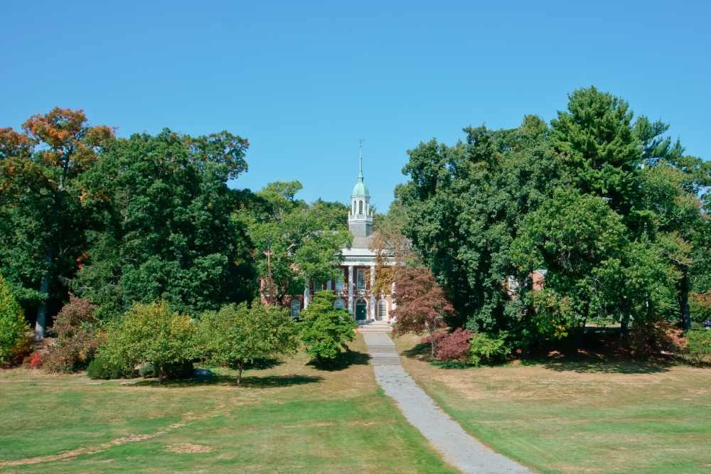 An image of the courthouse near Weston, Massachusetts (MA)